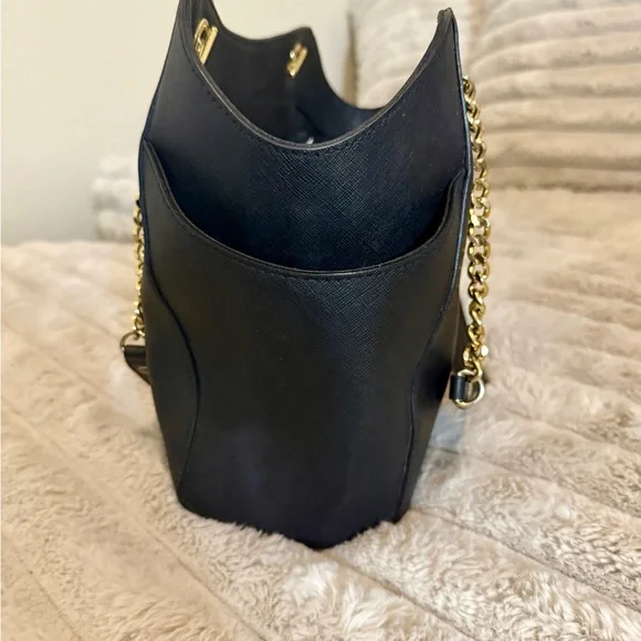 Michael Kors Black Shoulder Bag with Gold Chain - Picture 4 of 6